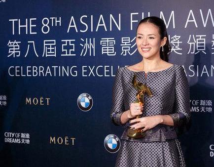 章子怡因在领奖后台摔倒，坐轮椅出行，坚韧与优雅的双重展现
